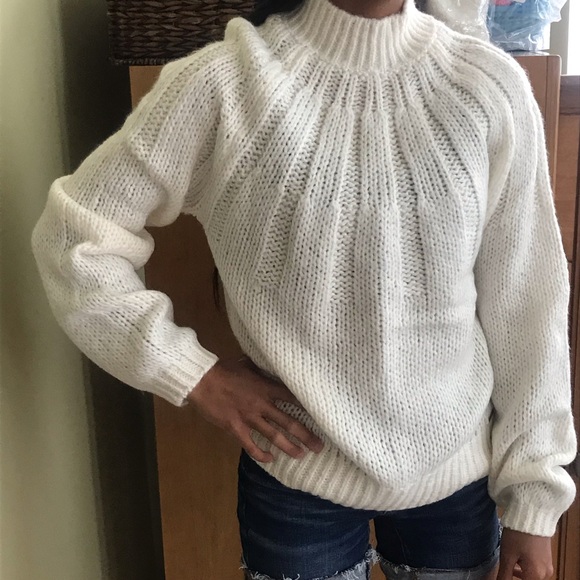 Abercrombie Woman Sm NWT Fuzzy Mock Cream Sweater - Picture 10 of 13